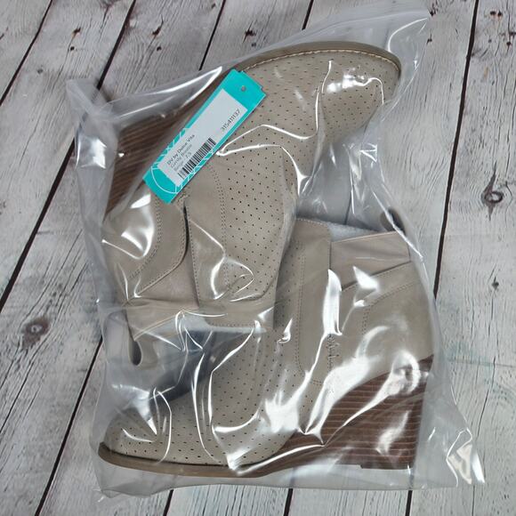 DV Dolce Vita Gerdy Vegan Leather Comfort Wedge Bootie in Beige 7.5 NWT - Picture 11 of 11